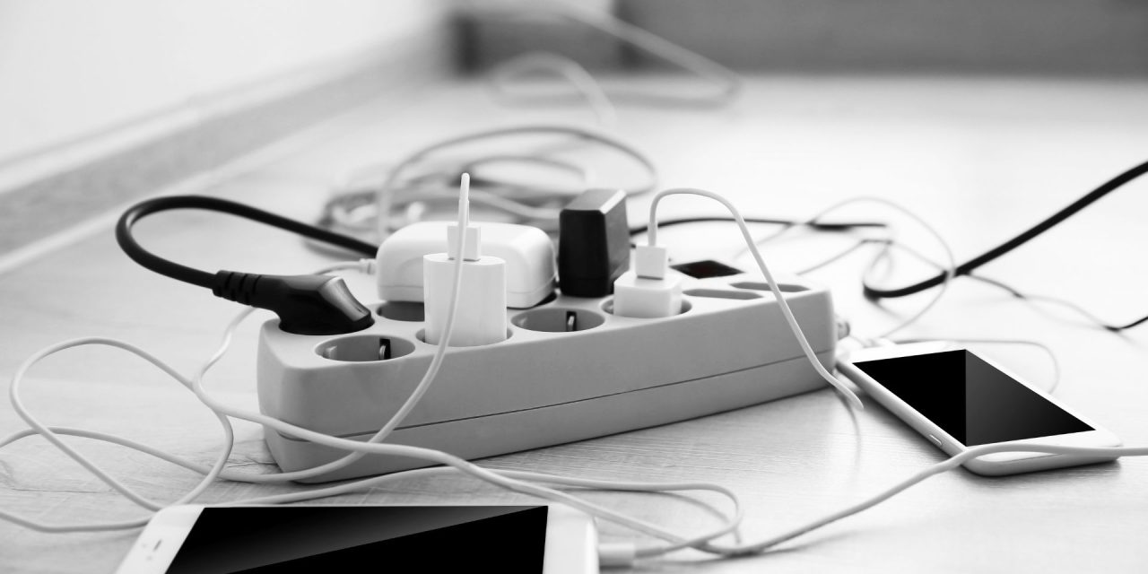 3 Risiko Berbahaya Ketika Tidak Mencabut Charger Ponsel