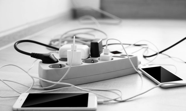 3 Risiko Berbahaya Ketika Tidak Mencabut Charger Ponsel