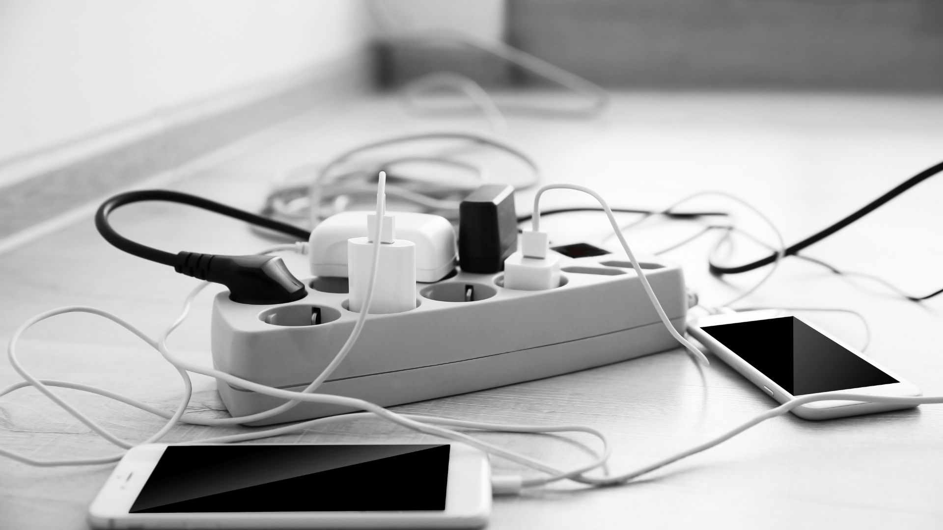 3 Risiko Berbahaya Ketika Tidak Mencabut Charger Ponsel