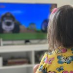 Sisi Negatif Keseringan Nonton TV Bagi Anak & Keluarga