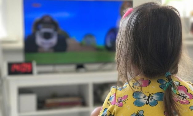 Sisi Negatif Keseringan Nonton TV Bagi Anak & Keluarga