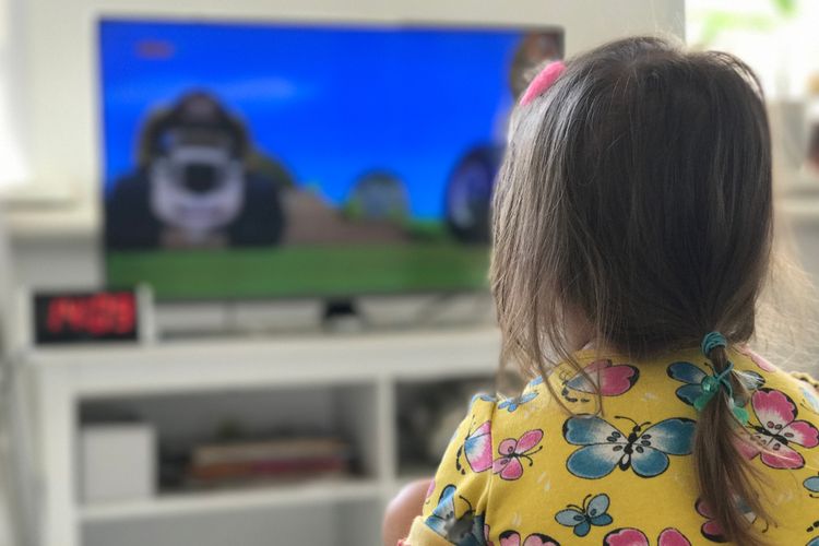 Sisi Negatif Keseringan Nonton TV Bagi Anak & Keluarga