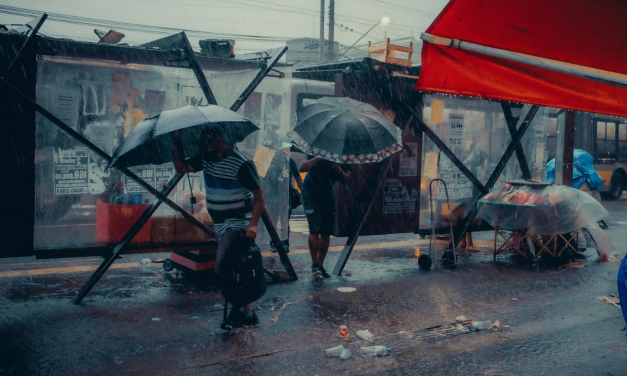 Penuh Sesak KRL, Otak Tetap Adem Meski Basah Kuyup