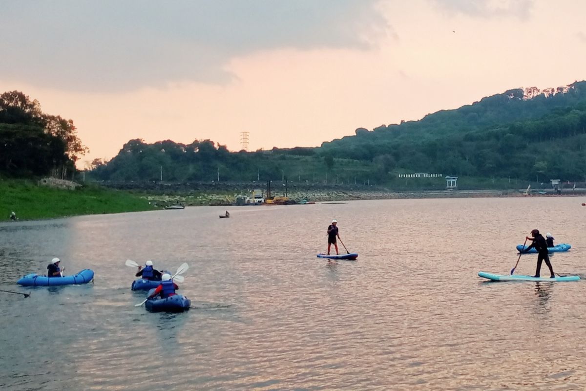 Coba Stand Up Paddle Di Bendungan Selorejo Malang